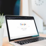 notebook aberto exibindo o logo do google